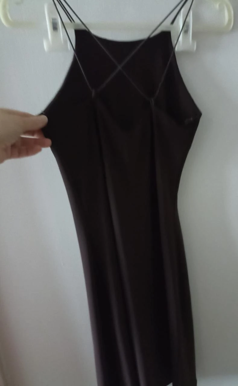 Elegante Vestido de Festa Chocolate – Detalhes Perlados & Costas Cruzadas – photo 2